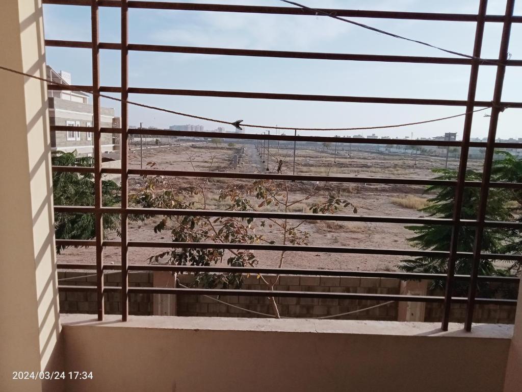 una vista sulla spiaggia dal balcone di una casa di One Bed Furnished Apartment a Karachi