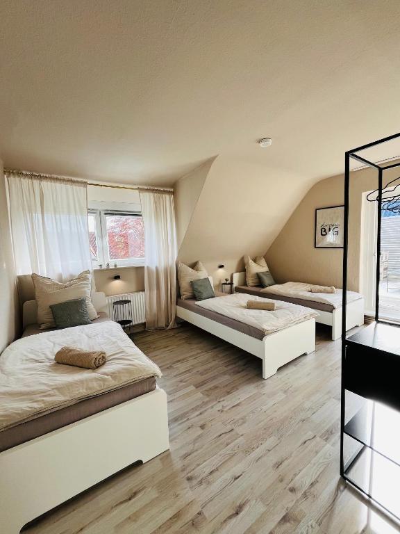 OVERNIGHT Apartment No1 - Dachterrasse, Küche tesisinde bir odada yatak veya yataklar