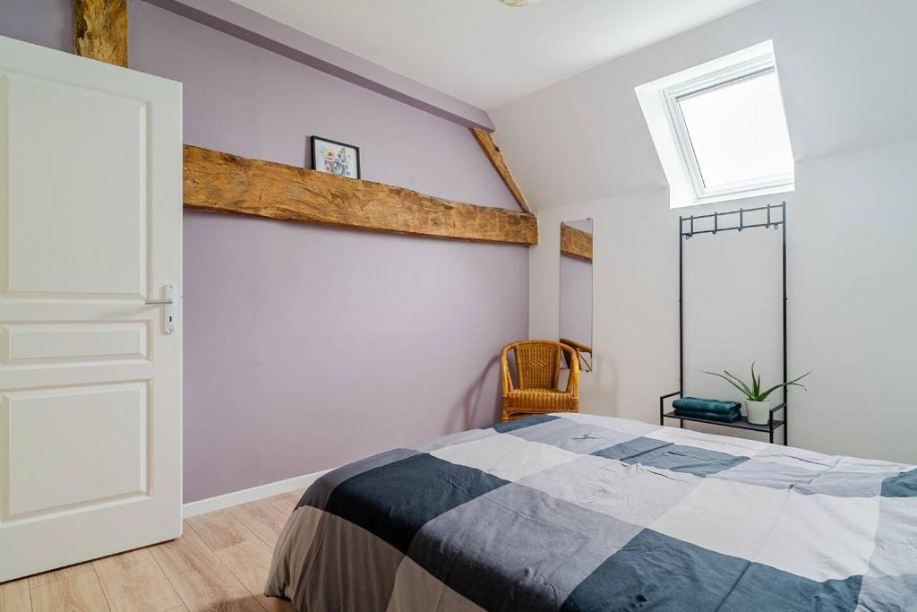 a bedroom with a bed and a window at Gîte à la campagne Les Ch'tis Normands 