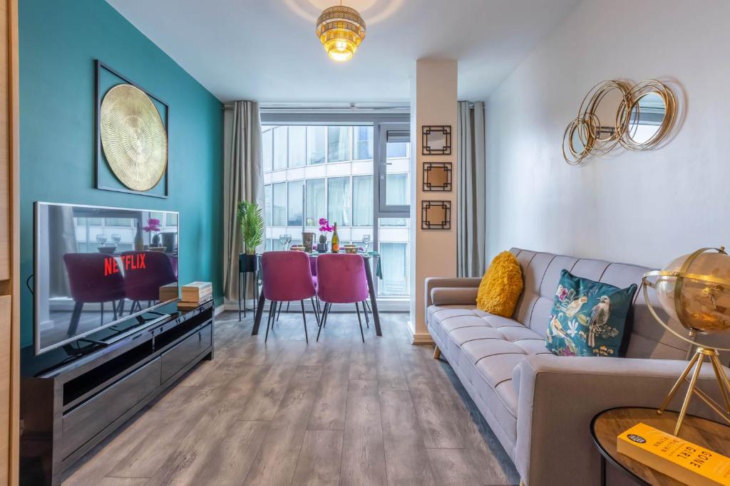 Una sala de estar con un sofá y un televisor. en Stylish 2 bedroom City Centre Apartment sleeps 6 with Free Convenient Bullring , Grand Central Parking, en Birmingham