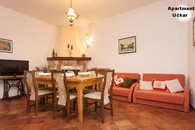 - une salle à manger avec une table et un canapé dans l'établissement Apartment Uckar, à Barban