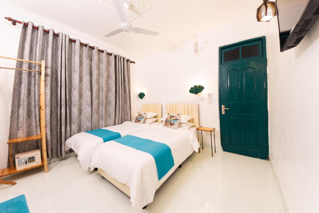 Postel nebo postele na pokoji v ubytování Fasdheythere Inn Maldives