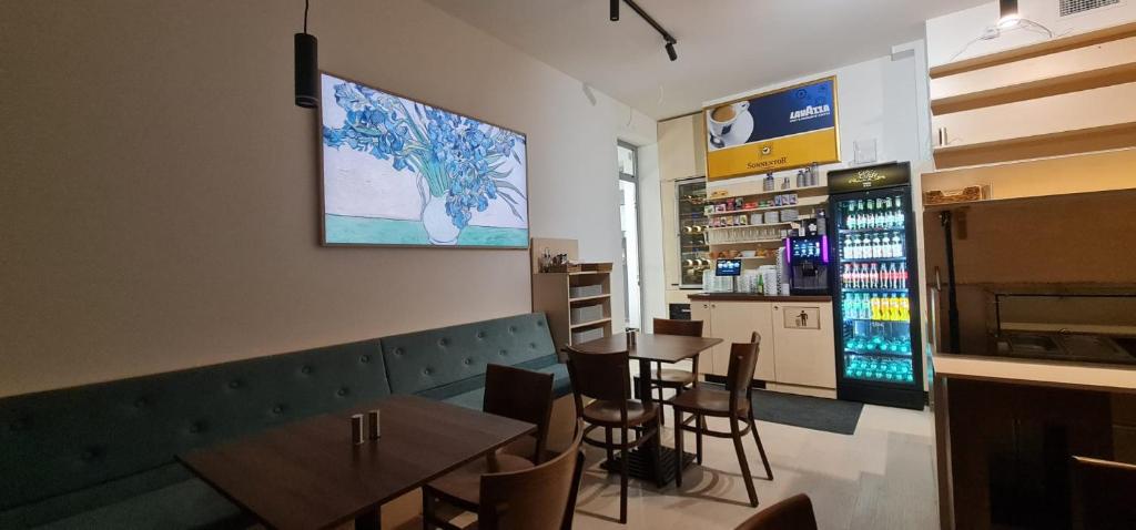 Elite Pension في شتوروفو: غرفة طعام مع طاولات وكراسي في مطعم