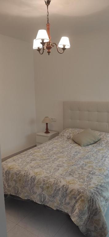 - une chambre avec un lit et une lampe dans l'établissement Covelobeach, à Pontevedra