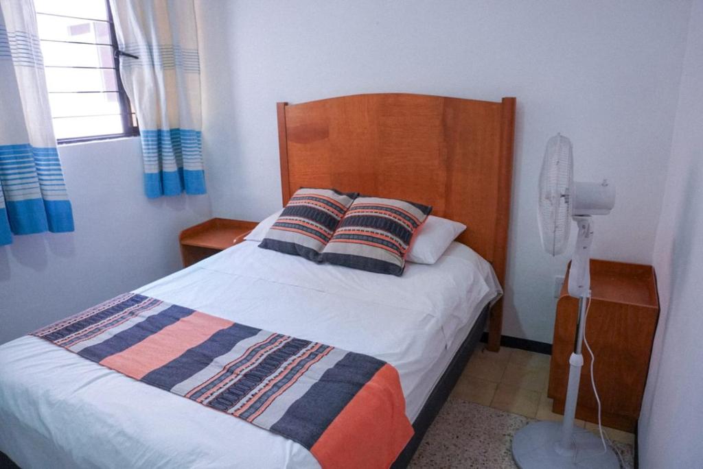 Letto o letti in una camera di HOSTAL CHOCOLATE CALENDA