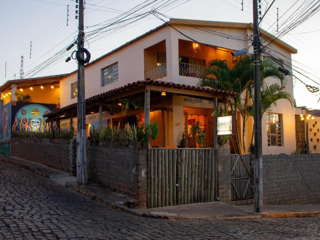 ein Haus auf einer Straße mit einem Gebäude in der Unterkunft Hostel Pajeú in Triunfo