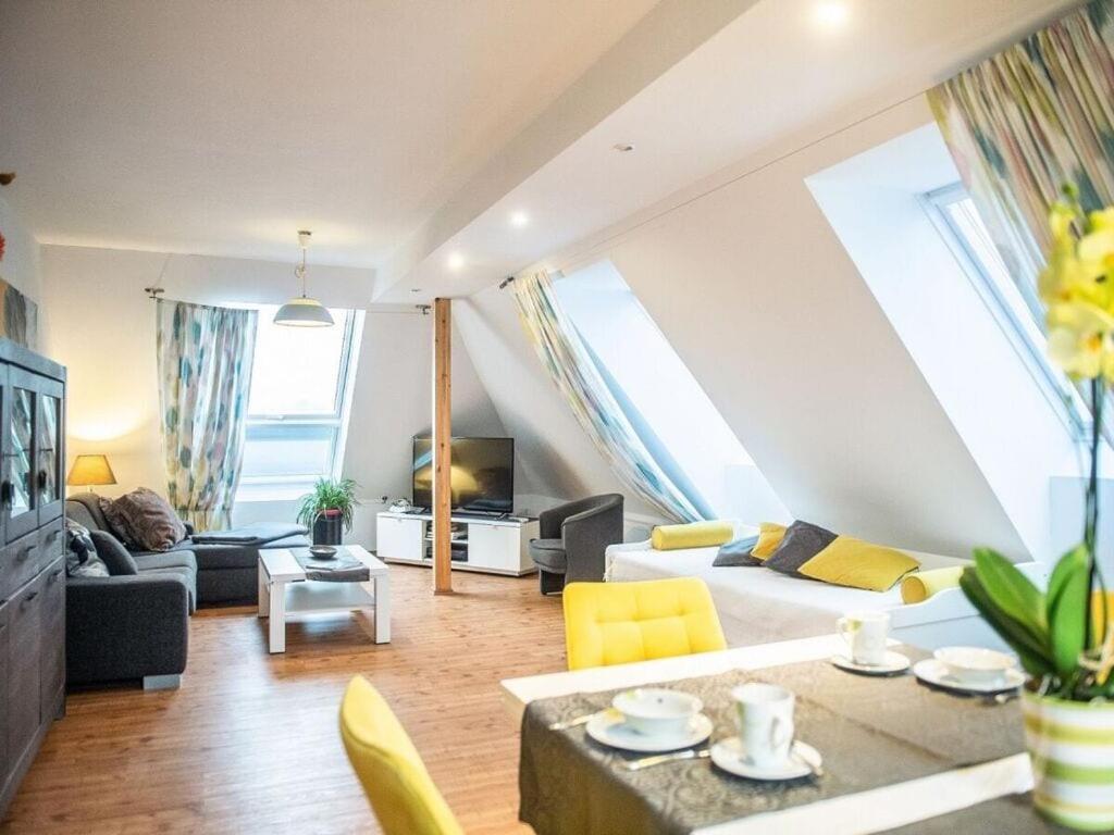 sala de estar con sillas amarillas y sofá en Your temporary home in Oldenburg en Oldenburg