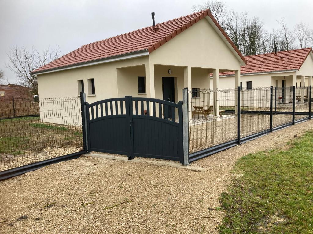 a black fence in front of a house at gîte de la loge in Châtillon-sur-Broué