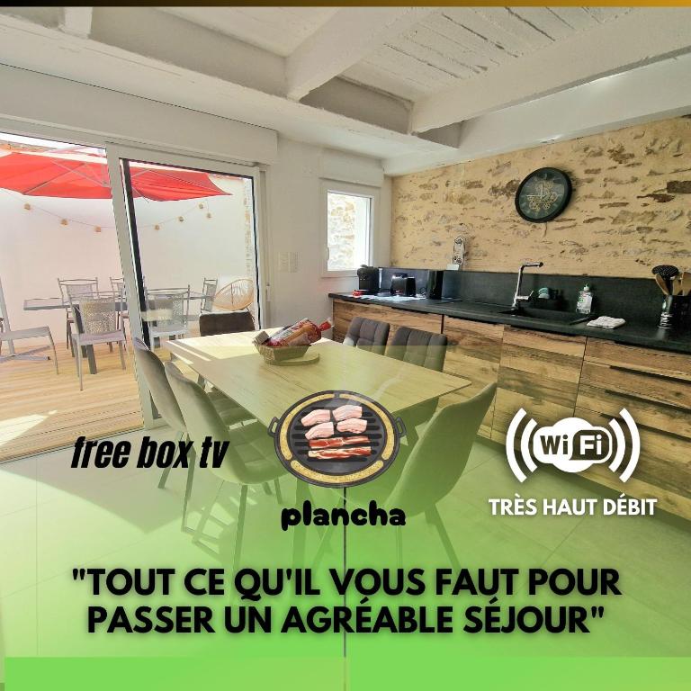 - une cuisine avec une table et une plaque de cuisson dans l'établissement la maison de léo, à Les Sables-dʼOlonne