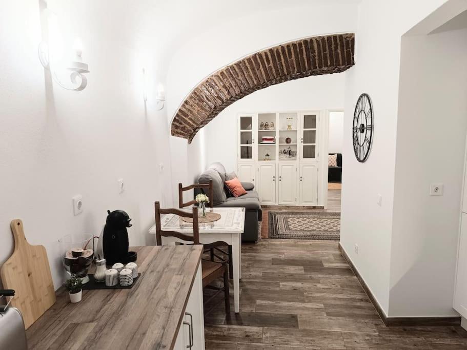 a kitchen and living room with a couch and a table at Encantador T1 Coração de Évora in Évora