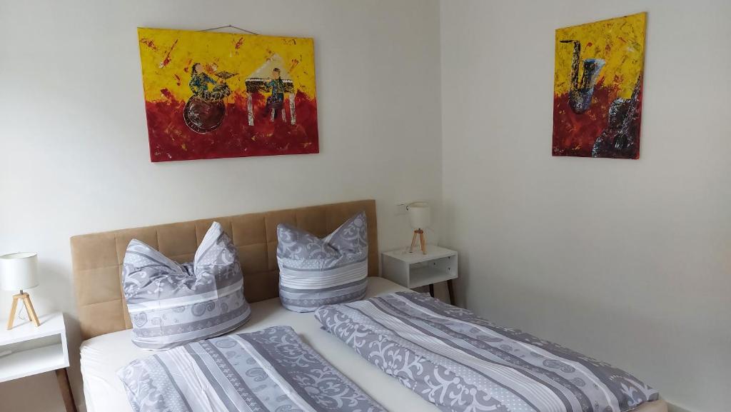 Postel nebo postele na pokoji v ubytování Ferienwohnung Lieser am Markt