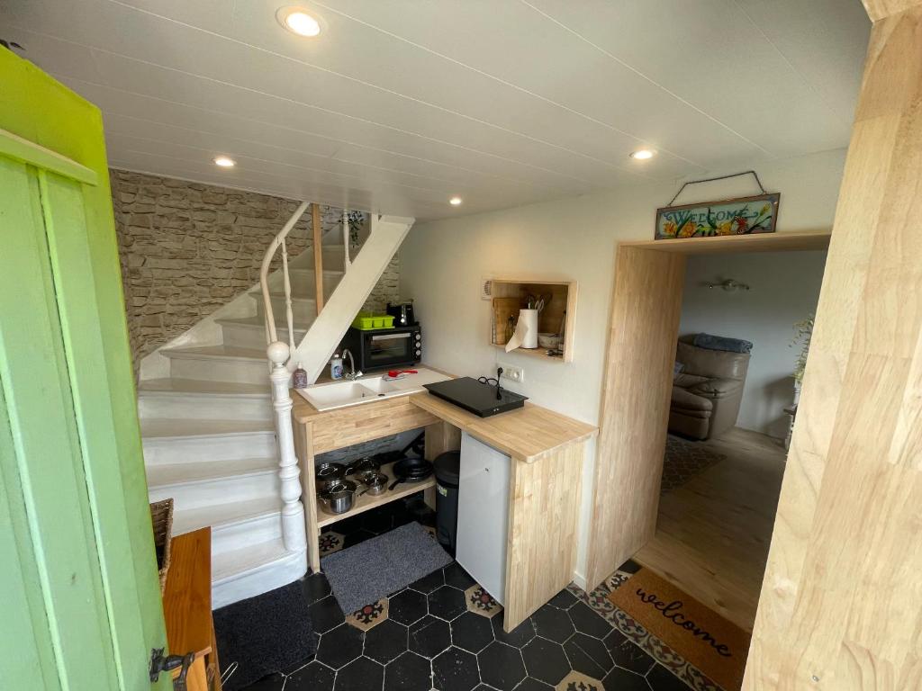 een kleine keuken in een tiny house met een trap bij Le Petit Papillon in Durbuy