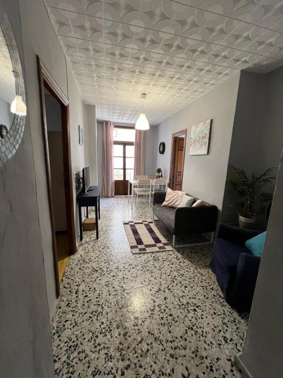 ein Wohnzimmer mit einem Sofa und einem Tisch in der Unterkunft Almendra A Vitalba Apartments in Lanjarón