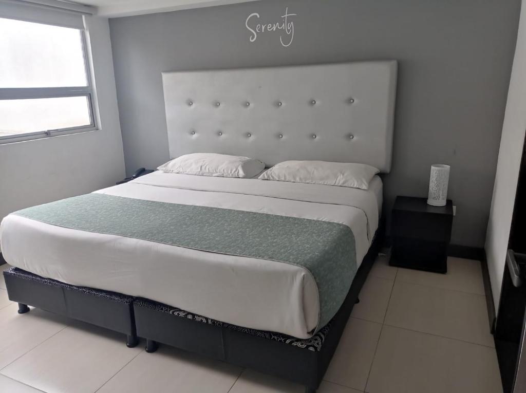 Ένα ή περισσότερα κρεβάτια σε δωμάτιο στο Aw Hotel Serenity Ferial