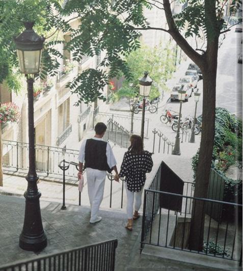 un homme et une femme marchant sur un trottoir dans l'établissement Studio Sacré-Cœur - Chappe, à Paris