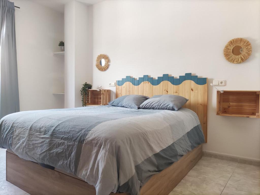 1 dormitorio con 1 cama grande y cabecero de madera en Casa Delta La Herradura, en La Herradura