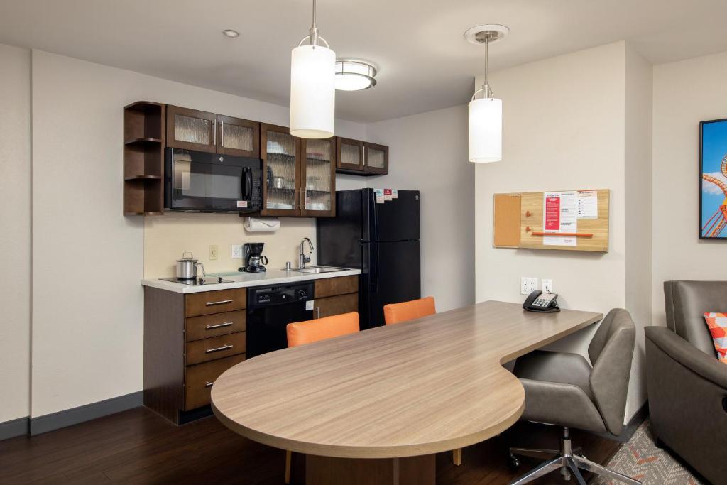 Candlewood Suites Anaheim - Resort Area, an IHG Hotel - Suite Reine