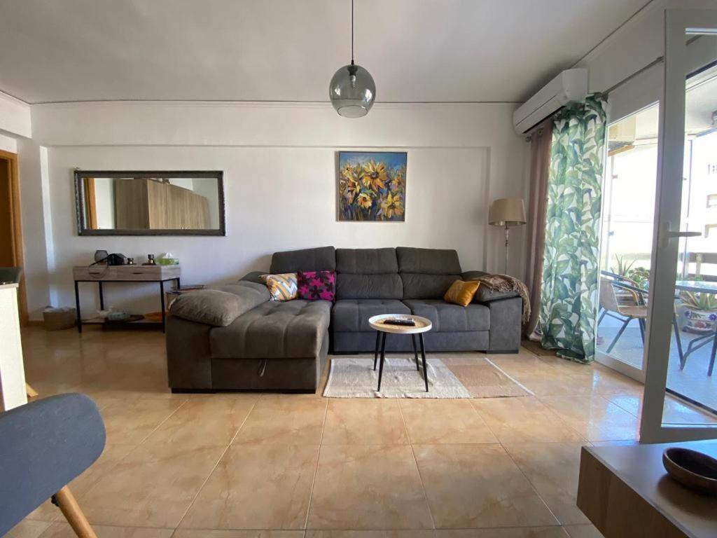 een woonkamer met een bank en een tafel bij Apartamento La Gavina SOLO FAMILIAS in Playa de Gandia