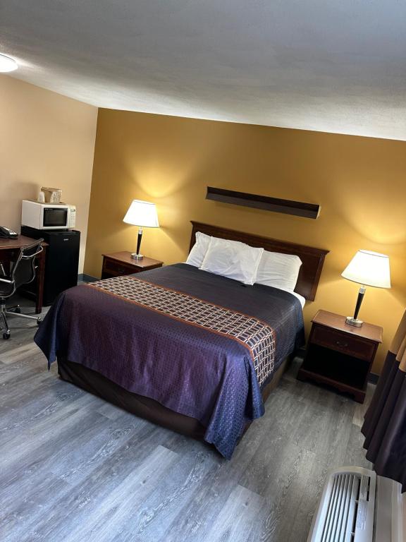 Wickford Motor Inn - Standard Queen Room