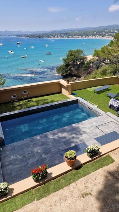 une piscine avec vue sur l'océan dans l'établissement Grande maison climatisée piscine en bord de mer, à Saint-Cyr-sur-Mer