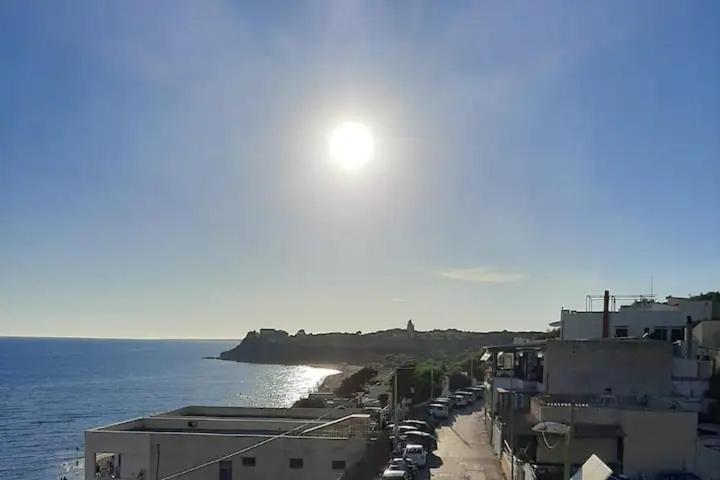 una vista di una città con il sole nel cielo di LA CASA DI GIUSEPPE VISTA MARE a Marinella di Selinunte