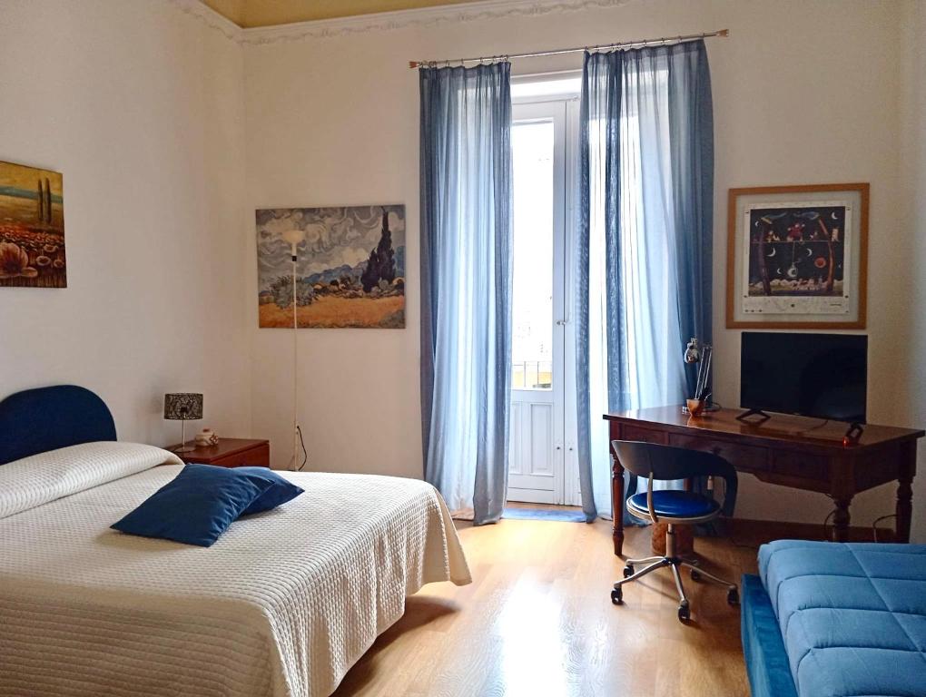 sypialnia z łóżkiem, biurkiem i komputerem w obiekcie La Corte dei Nespoli w mieście Acireale