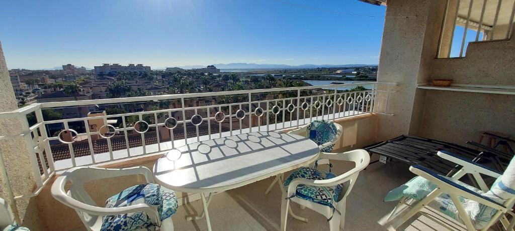 - un balcon avec une table et des chaises dans l'établissement Apartamento Carmen, à Santa Pola