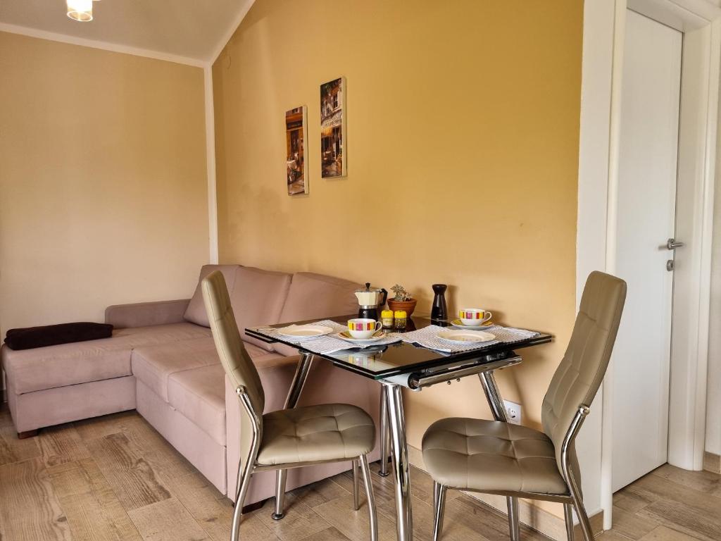 ein Wohnzimmer mit einem Tisch und einem Sofa in der Unterkunft Juli No1 in Poreč
