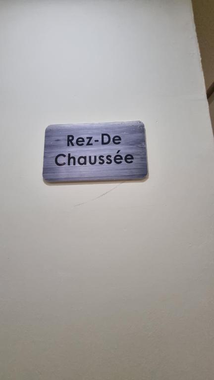 Un cartello sul soffitto che dice "reega de chowder" di Résidence la belle vie a Berkane