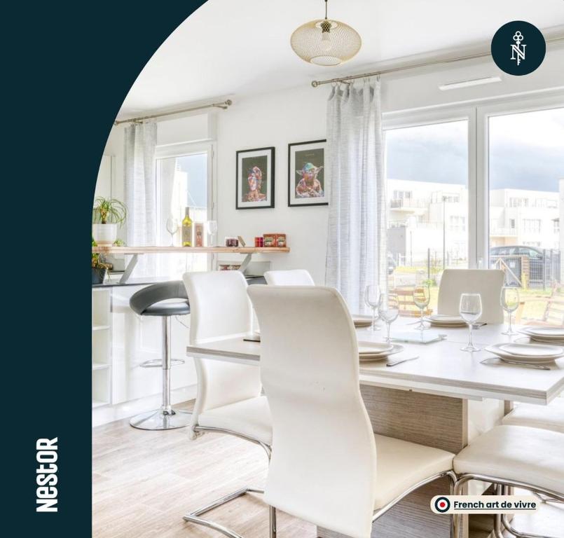 une salle à manger avec une table et des chaises blanches dans l'établissement La Casa Via — Family house for 6 people, à Cambes-en-Plaine