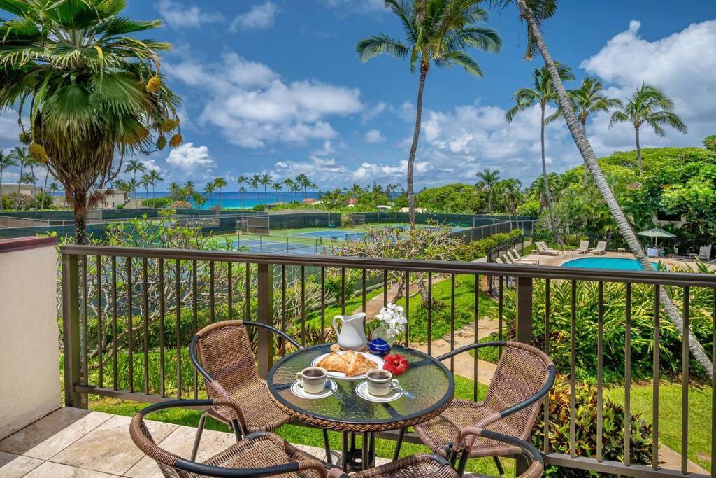 d'une table et de chaises sur un balcon avec vue sur la piscine. dans l'établissement Po'ipu Paradise, Ocean View Retreat, Beach Access, à Koloa