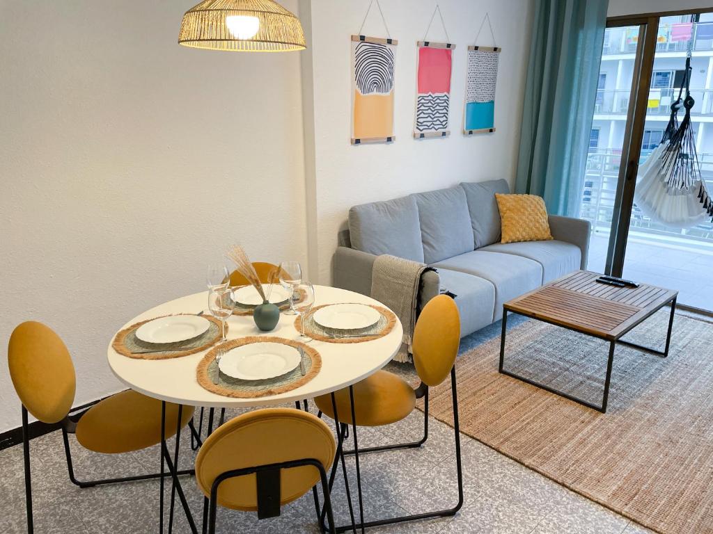 Stylish apartment 200m from the beach