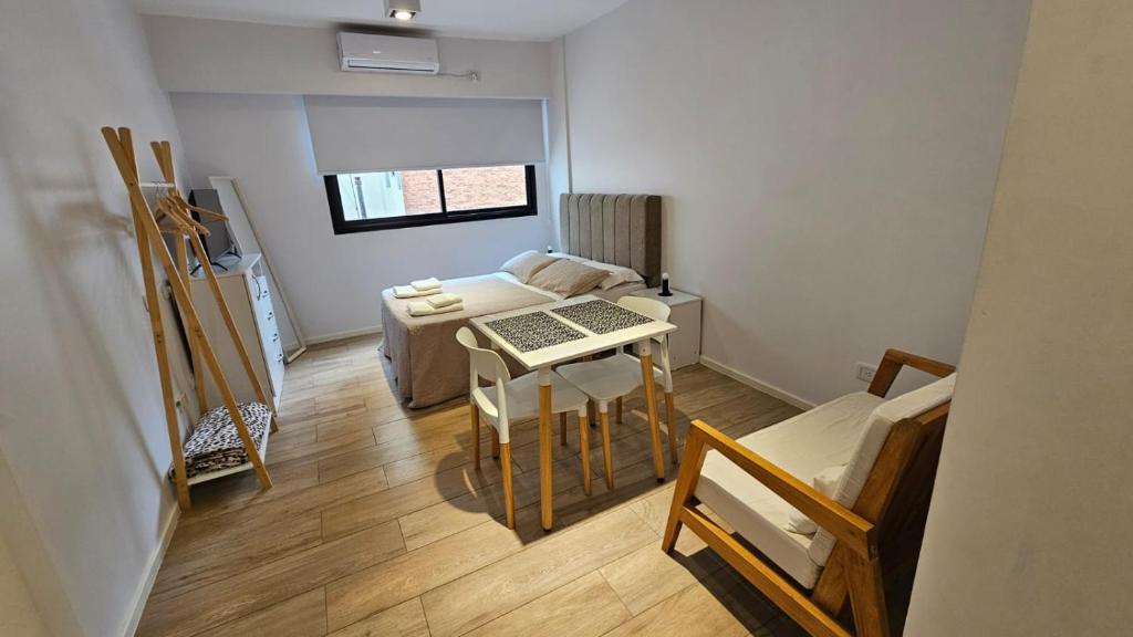 - un petit salon avec une table et un canapé dans l'établissement Sancer House Bs As, à Buenos Aires
