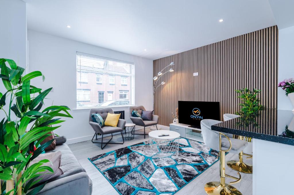 Stunning 3 br house near Leeds City Centre with Free Parking في Hunslet: غرفة معيشة مع أريكة وتلفزيون