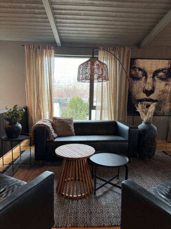 una sala de estar con un sofá y una mesa en AK-Lux201, en Akureyri