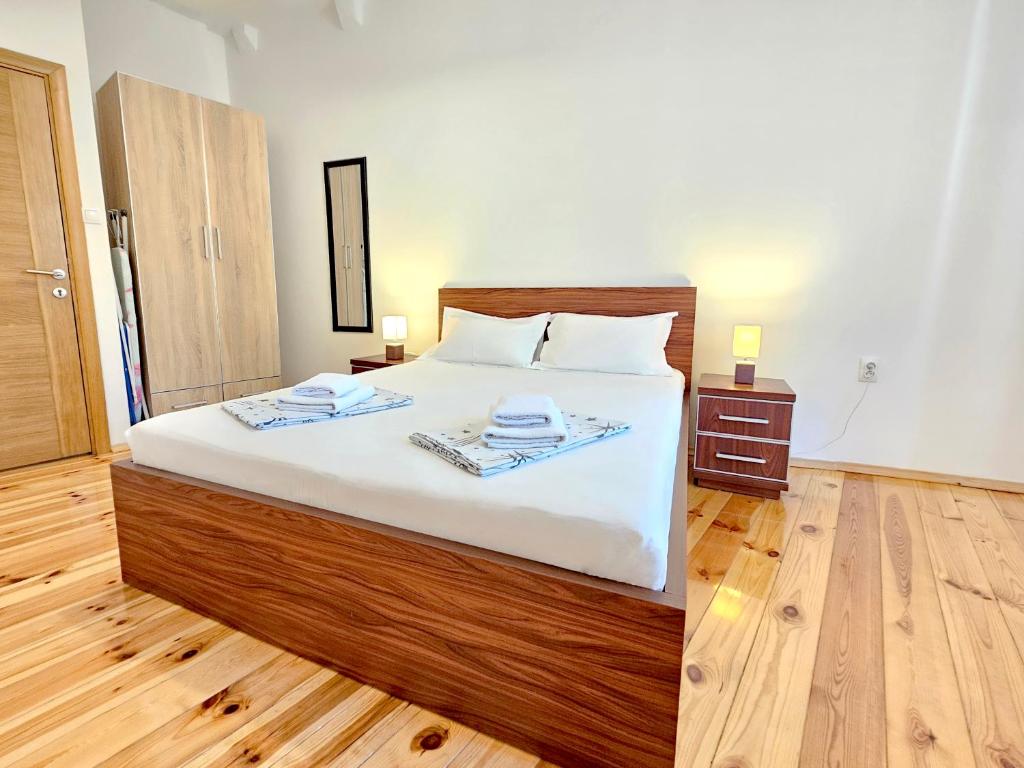een slaapkamer met een bed met twee handdoeken erop bij Apartments Kaleta in Kotor