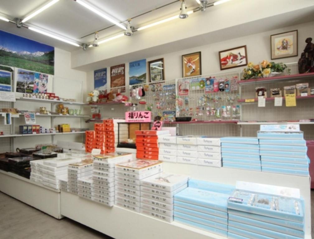 酒店内部或周边的超市或其他商店