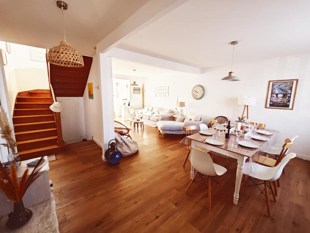 un salon avec une table et un canapé dans l'établissement Ker Gwelika - Maison familiale, à Carantec