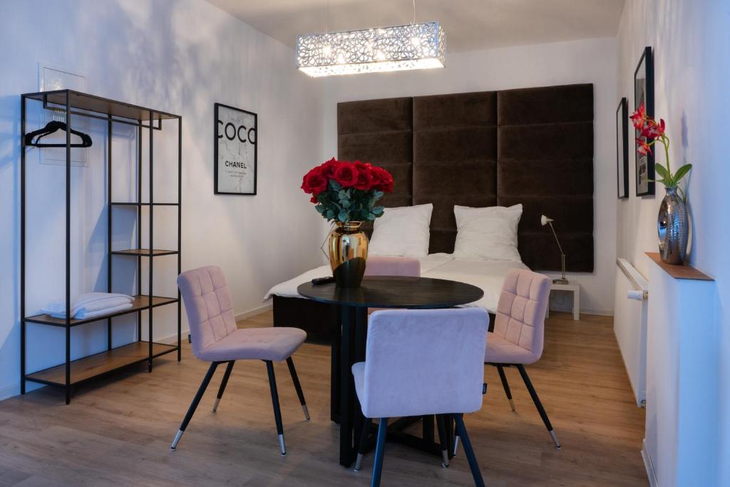 Cette chambre comprend une table, des chaises et un lit. dans l'établissement Wohngut-Appartement 50qm 2, Zimmer für max 5 Pers inklusive Parkplatz, à Hagen