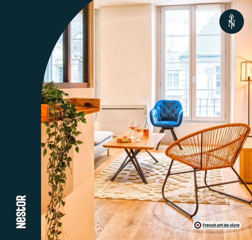 een woonkamer met een tafel en een stoel bij La Casa Beka - Calm, Sweetness & Energy in Caen