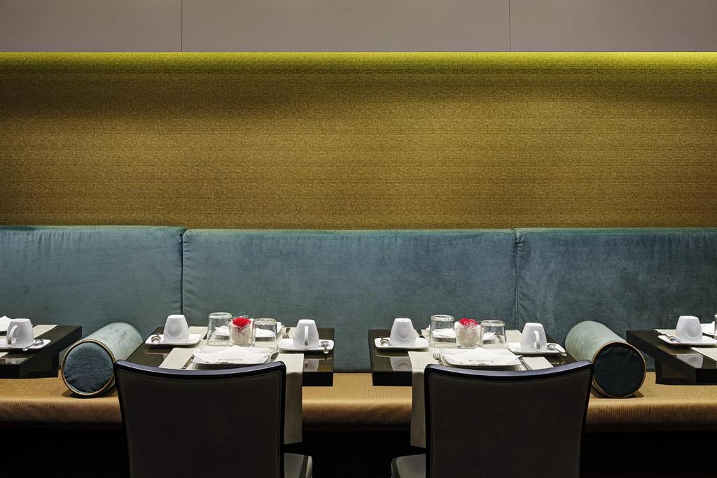 a row of tables and chairs in a restaurant at Hotel American-Dinesen in Venice