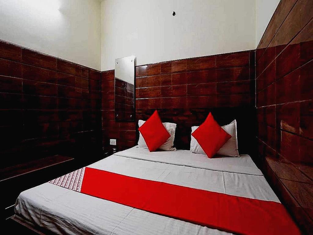 Ένα ή περισσότερα κρεβάτια σε δωμάτιο στο OYO Flagship 80976 The Star View Near Akshardham