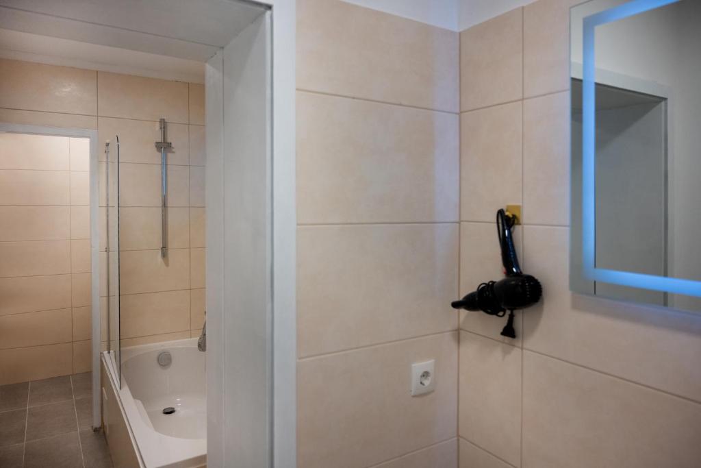 ein Bad mit einer Dusche und einer Kamera an der Wand in der Unterkunft Wohngut-City Appartement 3 für max 5 Personen inklusive Parkplatz in Hagen