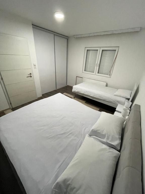 Cette petite chambre comprend 2 lits. dans l'établissement Apartman Mila, à Višegrad