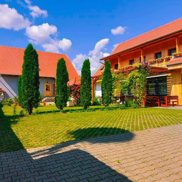 a garden in front of a building at Pensiunea Keisd in Saschiz