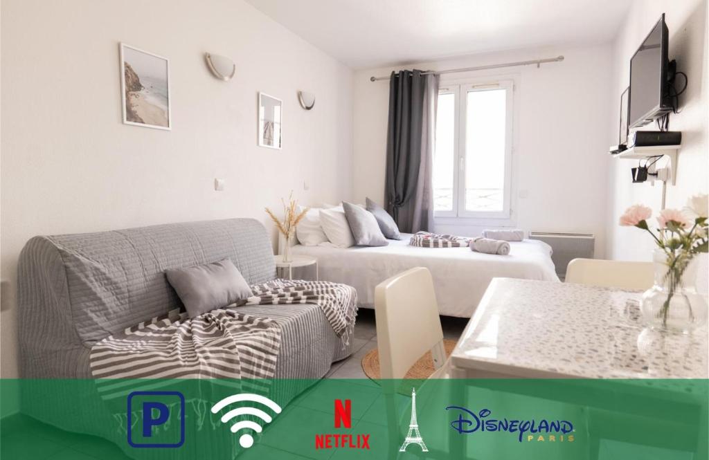 salon z kanapą i stołem w obiekcie Cosy Appartement - 4 personnes - Disneyland & Paris w mieście Bussy-Saint-Georges