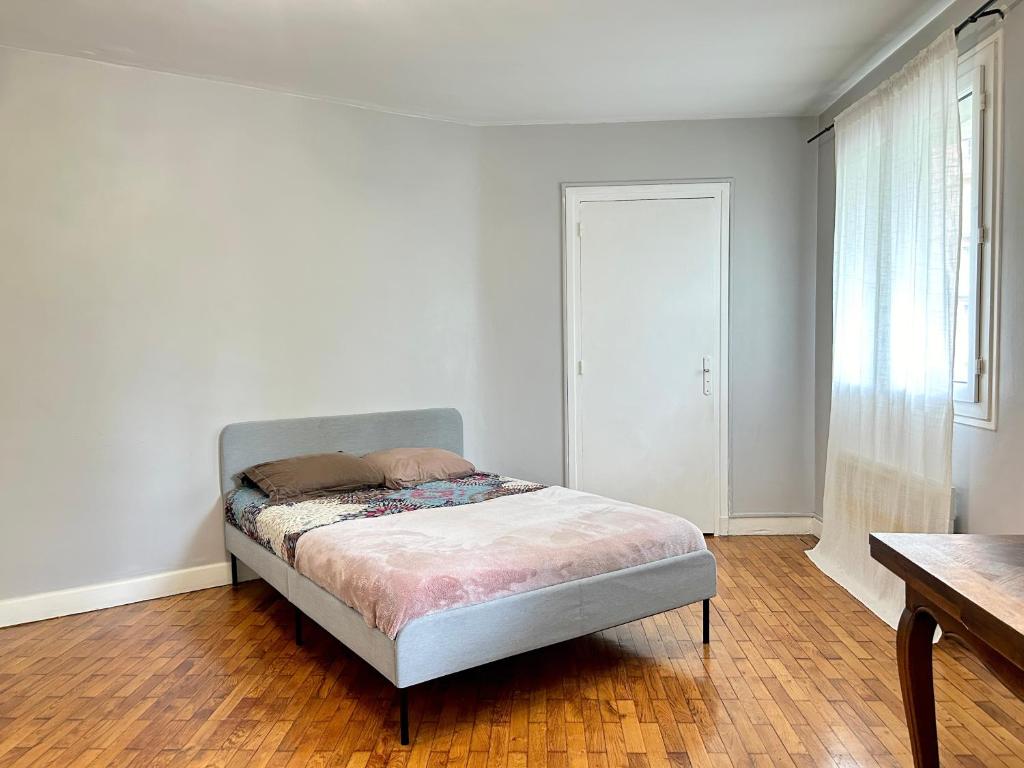 une chambre avec un lit au milieu d'une pièce dans l'établissement Magnifique Appart - 2 Chambres proches du centre - Calme & Tout Equipé, à Grenoble