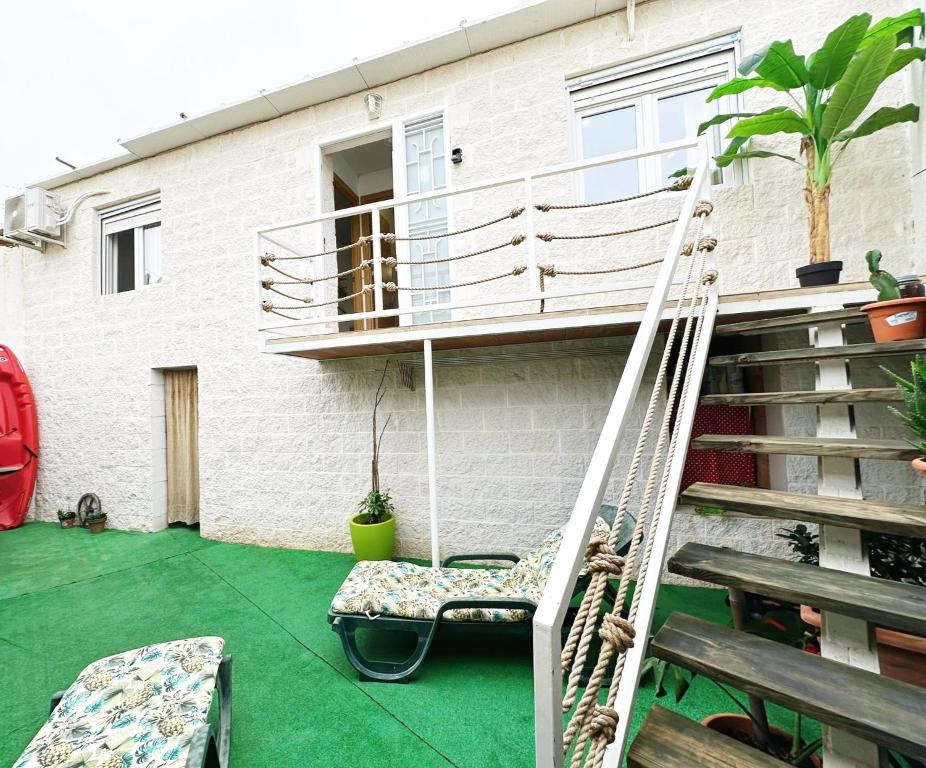 une terrasse couverte avec une balançoire et un balcon dans l'établissement Beach house MAREA CORAL, à Melilla