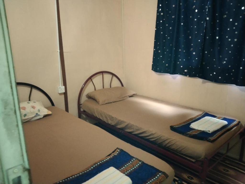 Un pat sau paturi într-o cameră la Darvel Bay Homestay