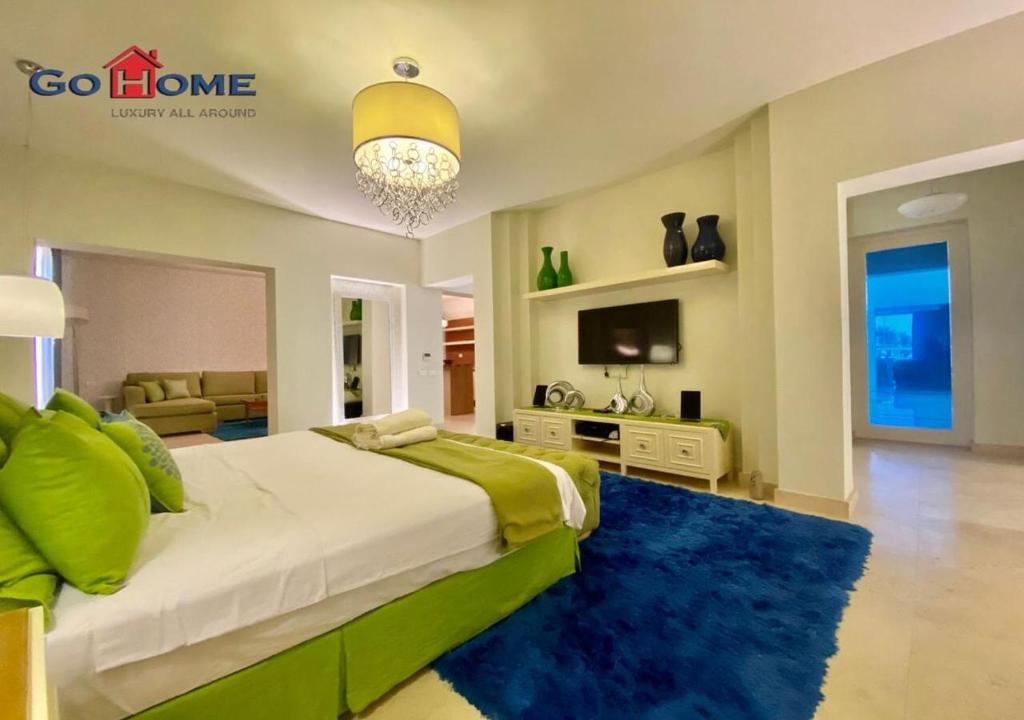 - une chambre avec un grand lit et un tapis bleu dans l'établissement Stylish 5B Room MB04 at New Marina, à Hurghada